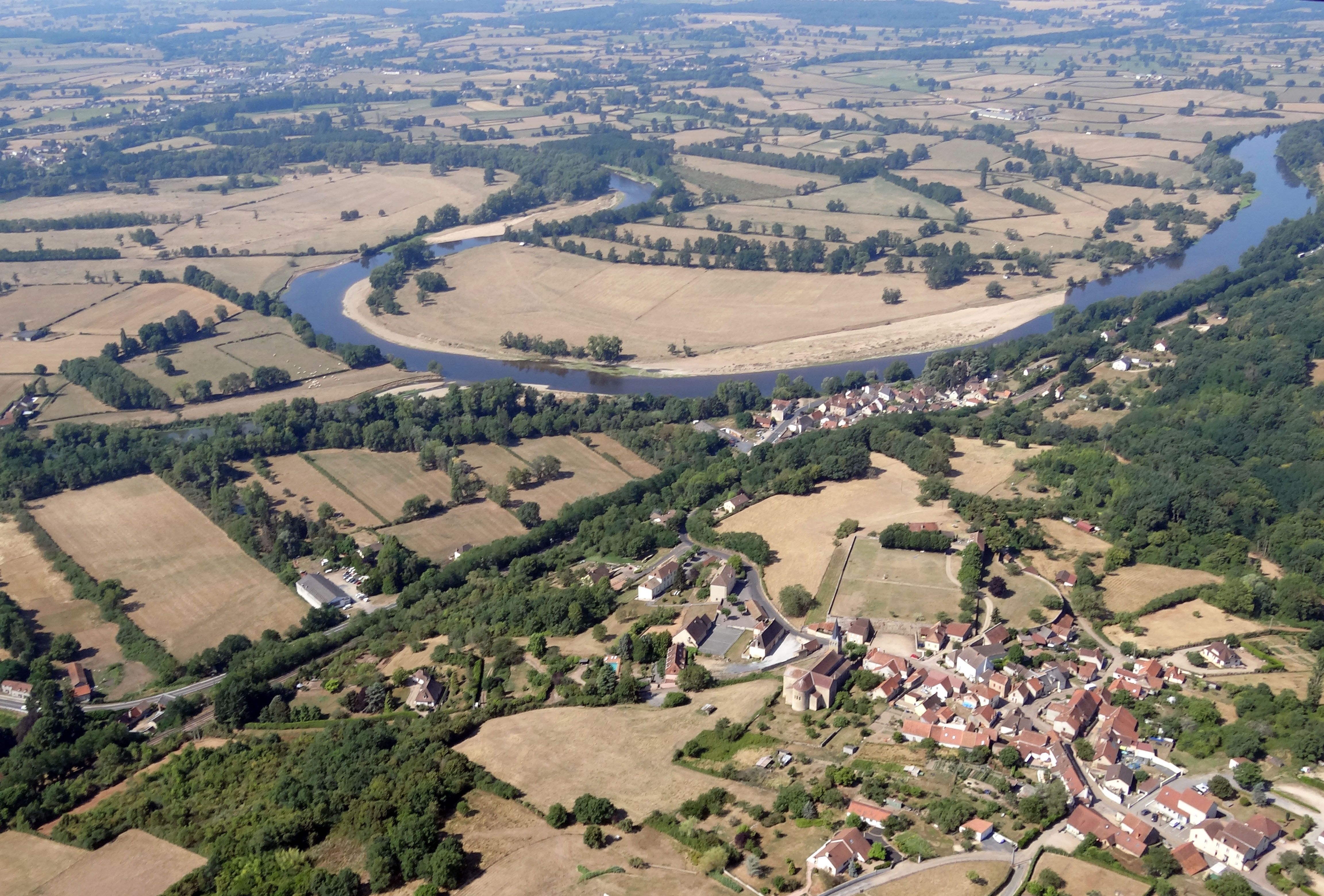 Les villes et les villages ont privilégié des implantations qui les mettaient à l'abri des caprices du fleuve, soit à proximité de la Loire mais sur une terrasse surélevée, soit sur le coteau. Au premier plan sur la crête du coteau, le village de La Motte-St-Jean implanté autour de l'église et du château (rasé en 1836, seule subsiste la base fortifiée rectangulaire). En pied de coteau le hameau du Bas de la Motte implanté sur une terrasse dominant la confluence de la Loire et de l'Arroux. Les villes et les villages ont privilégié des implantations qui les mettaient à l’abri des caprices du fleuve, soit à proximité de la Loire mais sur une terrasse surélevée, soit sur le coteau. Au premier plan sur la crête du coteau, le village de La Motte-St-Jean implanté autour de l’église et du château (rasé en 1836, seule subsiste la base fortifiée rectangulaire). En pied de coteau le hameau du Bas de la Motte implanté sur une terrasse dominant la confluence de la Loire et de l’Arroux.