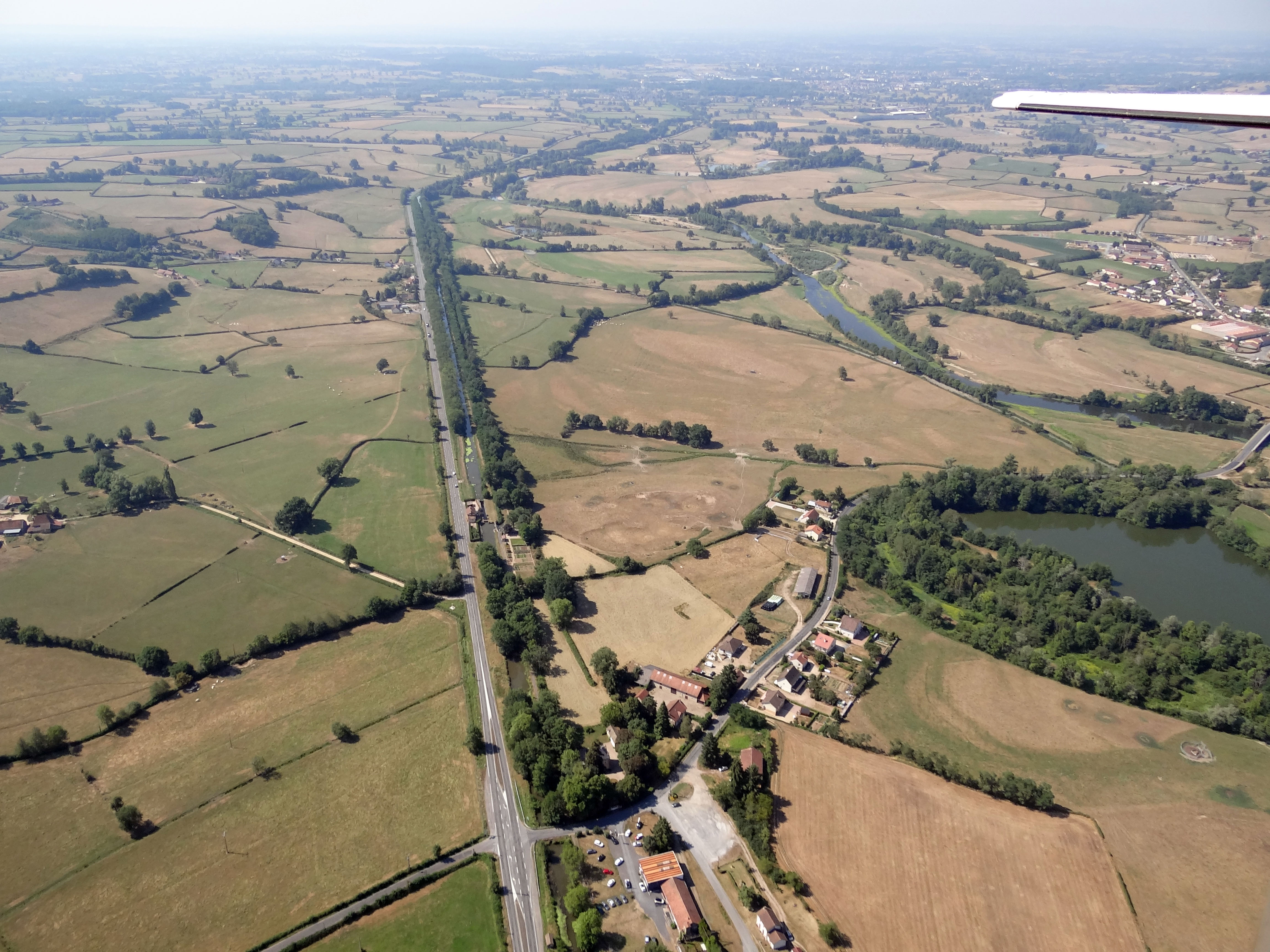 Tout au long de la vallée, les sols des collines sont acides, sableux, assez séchants, souvent caillouteux. Les sols sont sablo-argileux dans tout le grand secteur bocager, franchement argileux sur les alluvions en aval. A mesure que l’on descend vers le ruisseau ou vers la Basse vallée de l’Arroux, l’engorgement augmente et des taches de jonc apparaissent. On peut remarquer ici la trace dans le sol des anciens méandres de l’Arroux. La rigole de l’Arroux longe la RD 994 à Rigny-sur-Arroux