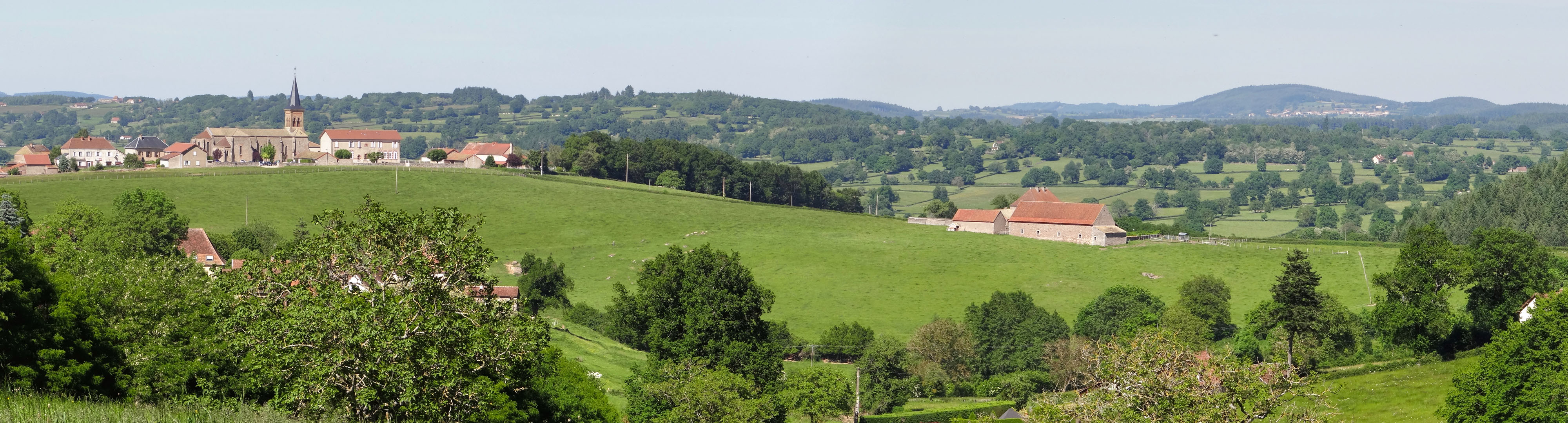 Dans ces paysages vallonnés les sites urbains sont particuièrement typés et lisibles. Dyo