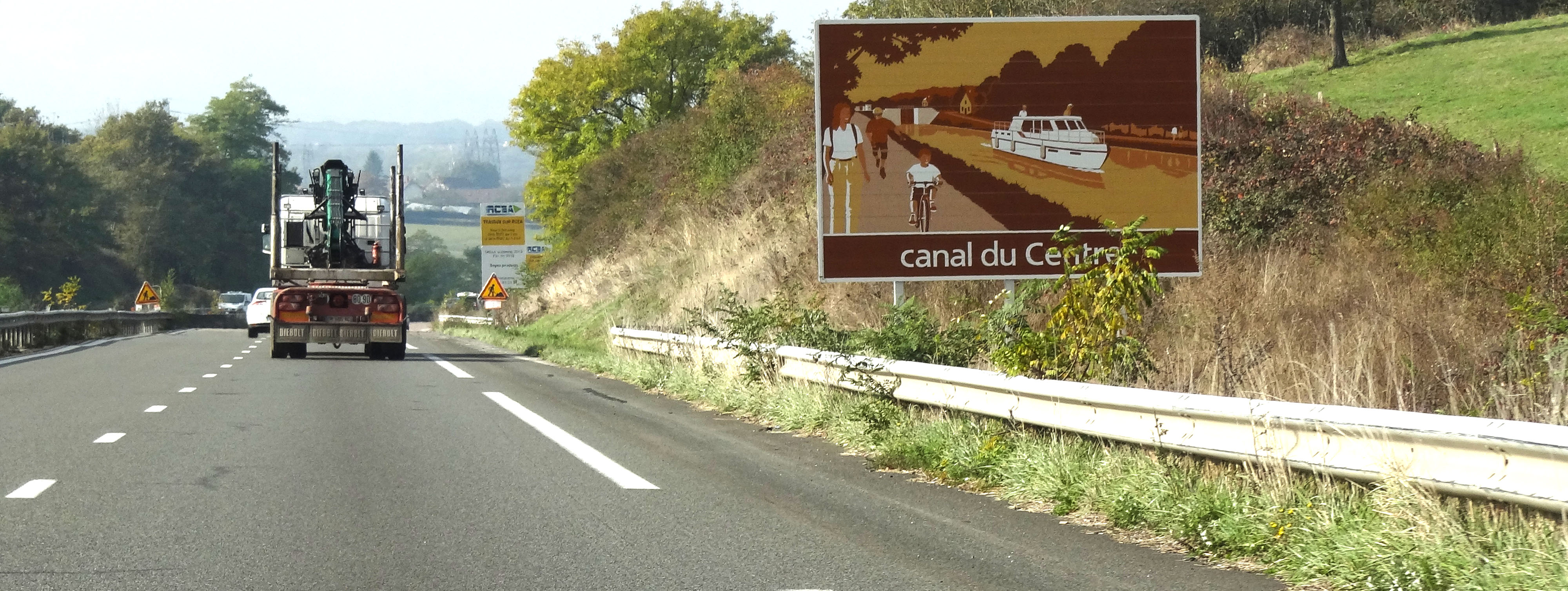 Le Bassin Minier concentre de nombreuses infrastructures, héritées de son histoire industrielle ( canal, voie ferrée) ou plus récentes (RCEA, TGV). Ecuisses