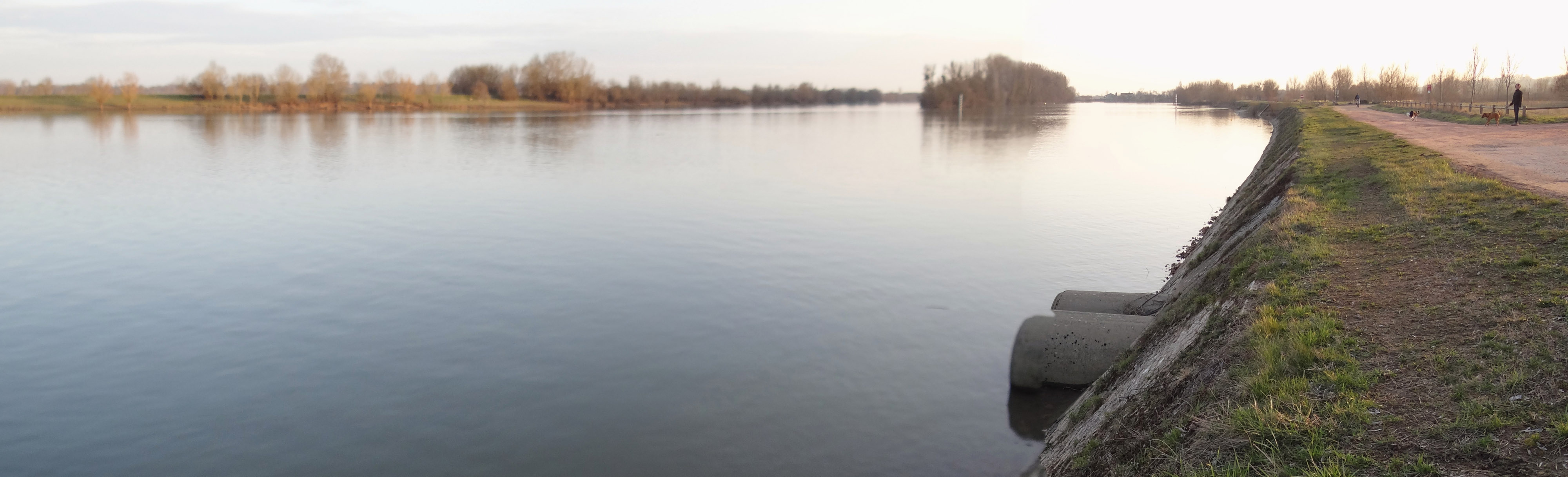 La Saône reste relativement discrète dans le paysage, ne se laissant découvrir qu’en vue rapprochée depuis un pont ou une ville. De petites voies, souvent en cul de sac, donnent accès aux bords de Saône aux ambiances un peu à l’écart et secrètes. Fleurville