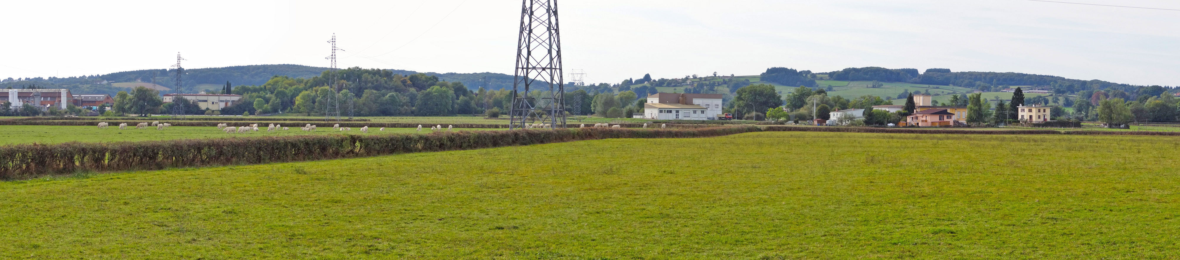 Les vallées de l’Arroux et de la Loire forment des ruptures franches qui délimitent les Collines du Bourbonnais. Les versants boisés de la vallée de l‘Arroux à Gueugnon