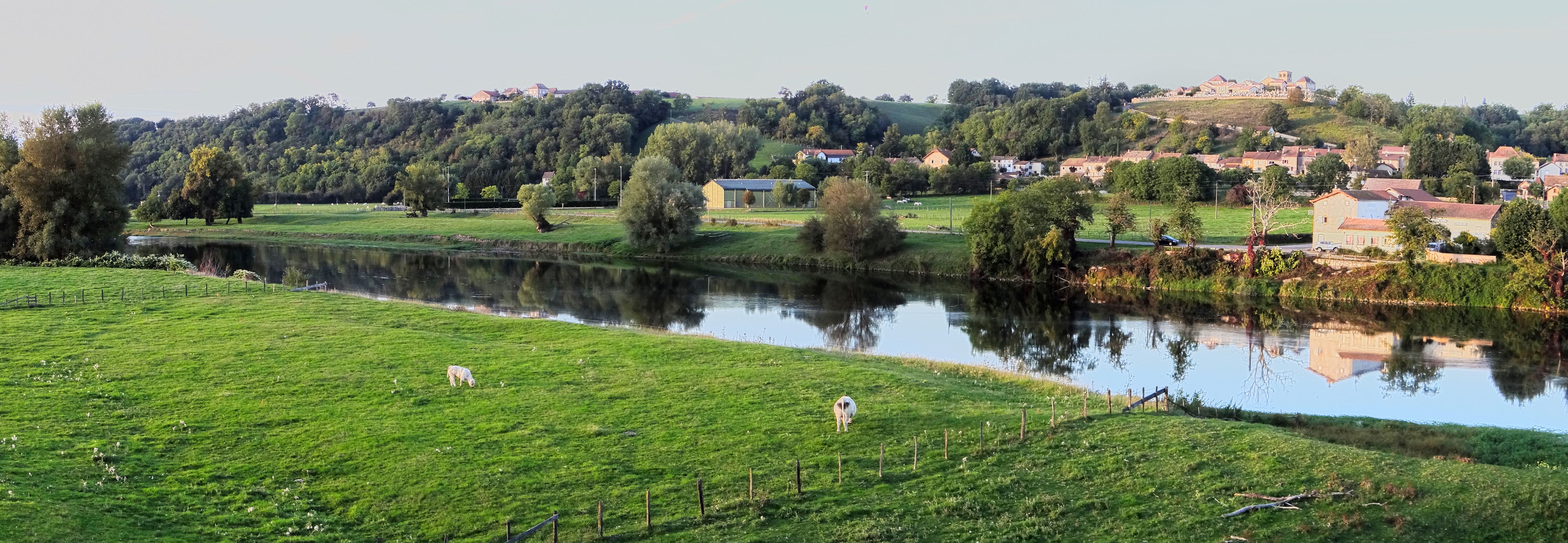 Lorsque le coteau s'affirme, les silhouettes des villages forment des repères sur la crête. Iguerande