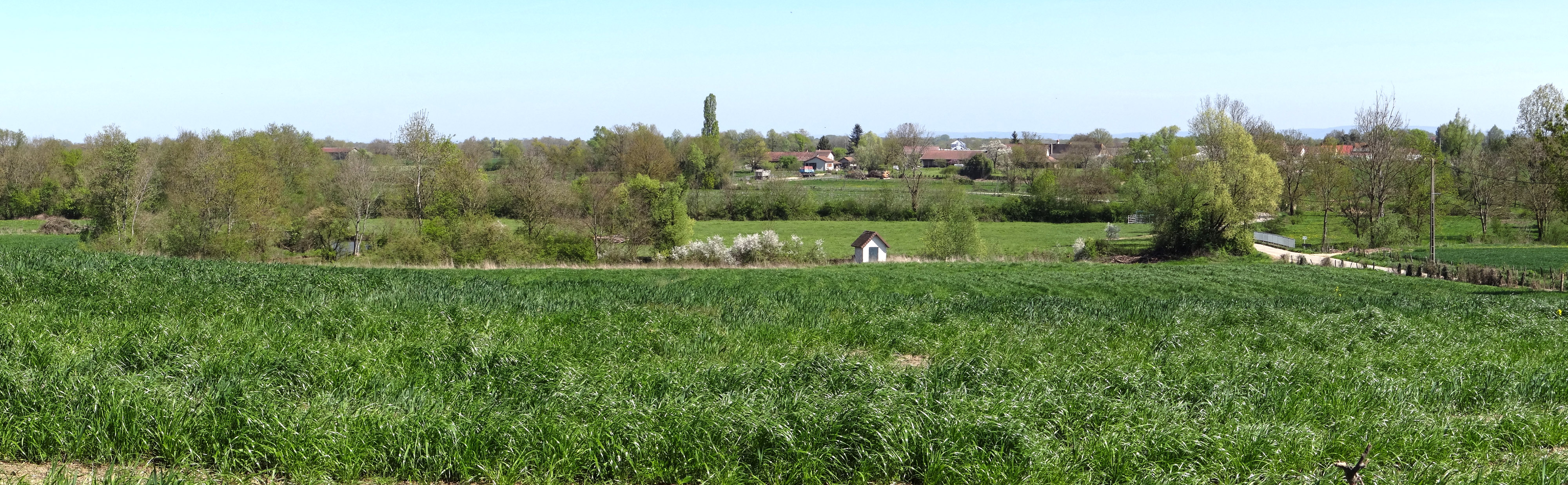 Les horizons, parfois ouverts sur de larges paysages, alternent avec de légers vallonnements au paysage plus bocager. Le manque de repères donne une impression de labyrinthe. Jouvençon Les horizons, parfois ouverts sur de larges paysages, alternent avec de légers vallonnements au paysage plus bocager. Le manque de repères donne une impression de labyrinthe. Jouvençon