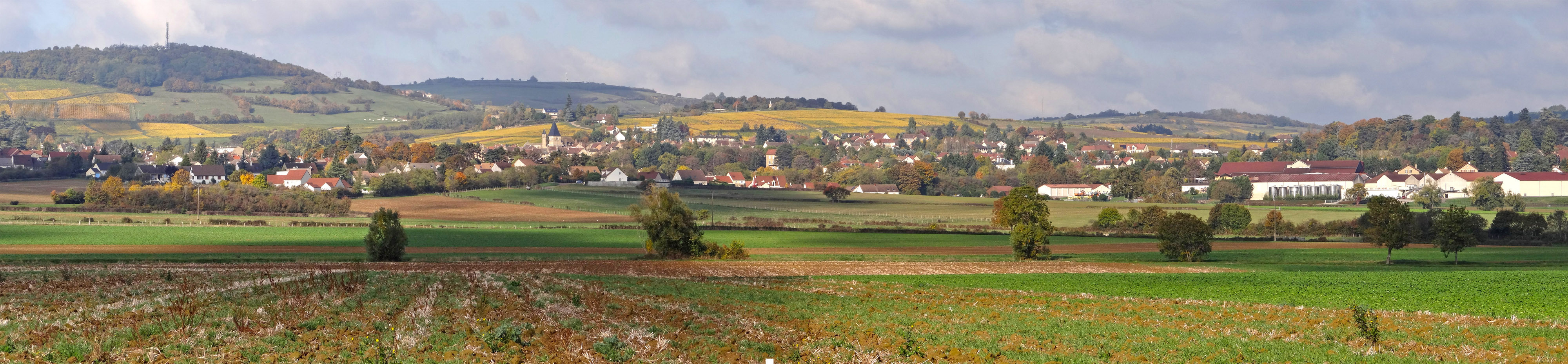 Les hameaux et villages, relativement rapprochés les uns des autres, contribuent à une impression de vignoble habité. En bas de la côte, les extensions bâties s’étirent le long de la RD981. Givry vu depuis Jully-les-Buxy