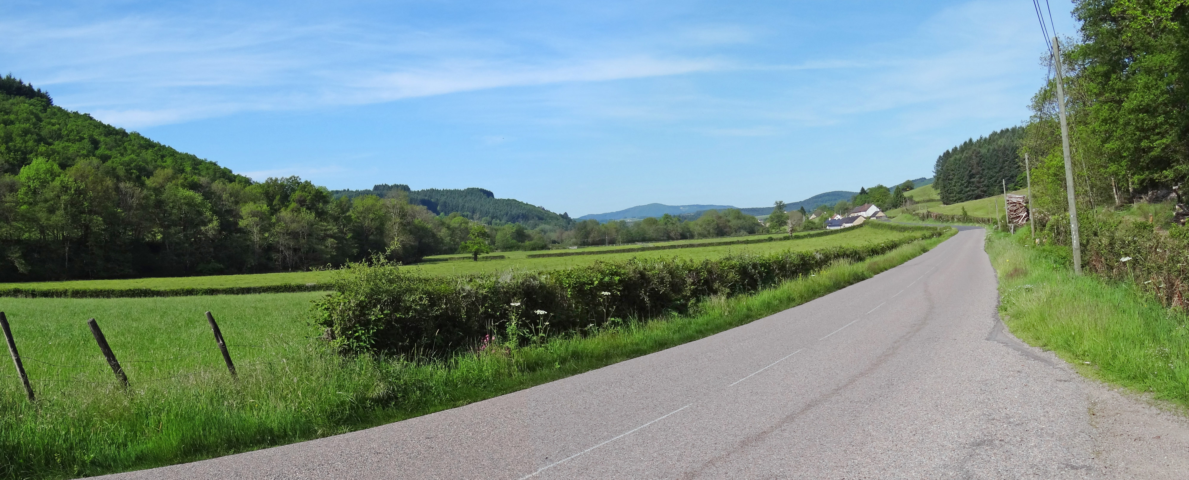 La route de fond de vallée