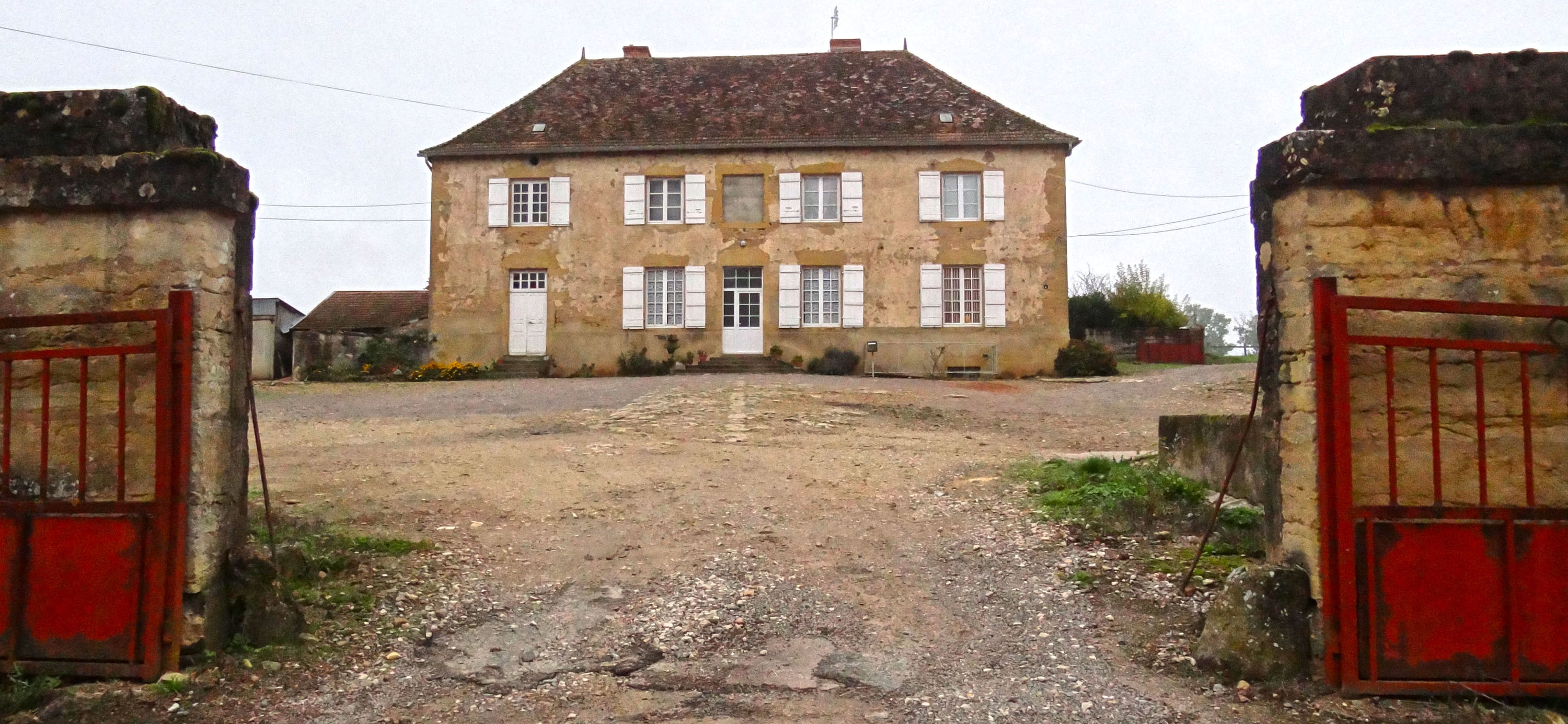 Les fermes ponctuent le territoire, isolées ou regroupées en hameaux. Elles donnent à cette campagne une tonalité habitée. Dans l’ouest par leur belle taille et leur belle facture, elles traduisent la richesse passée de l’embouche charolaise. Lugny-les-Charolles