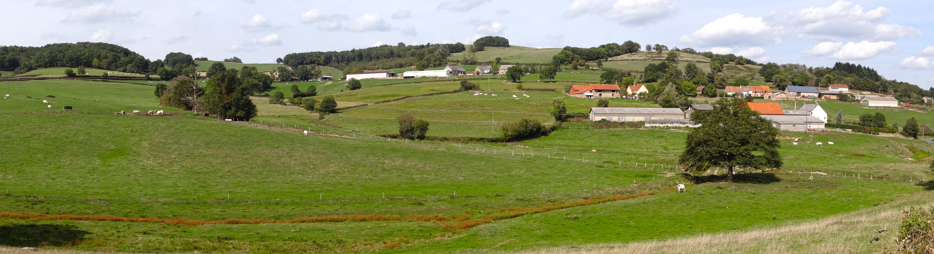 De nombreux hameaux et fermes isolées ponctuent les collines du Bourbonnais. Montmort 