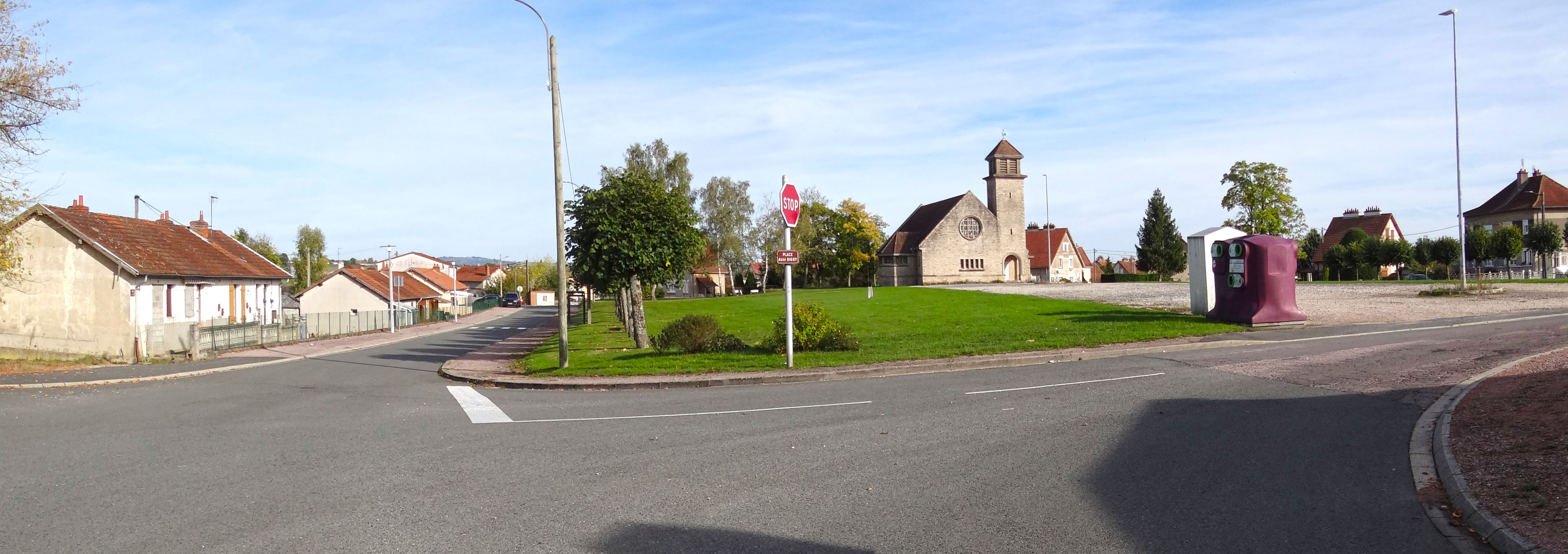 Un morceau de paysage urbain en pleine campagne : place centrale de la cité minière de Rozelay, implantée près du puits de mine à 5 km du village de Perrecy-les-Forges