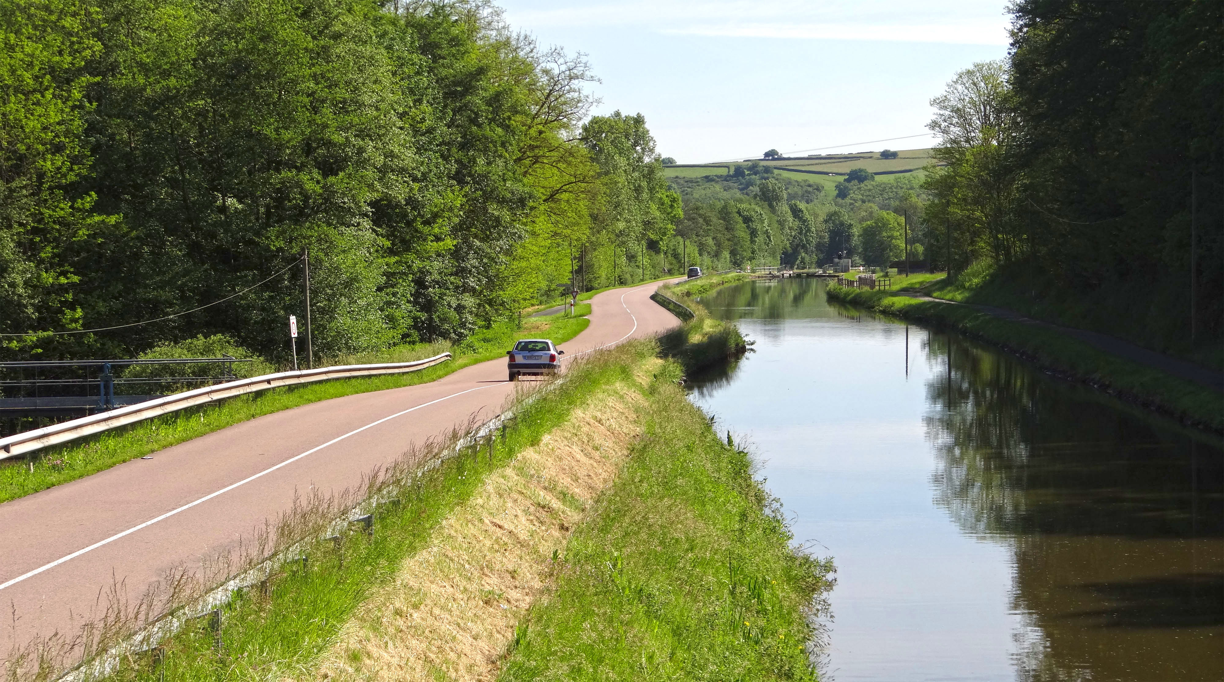La route le long du canal