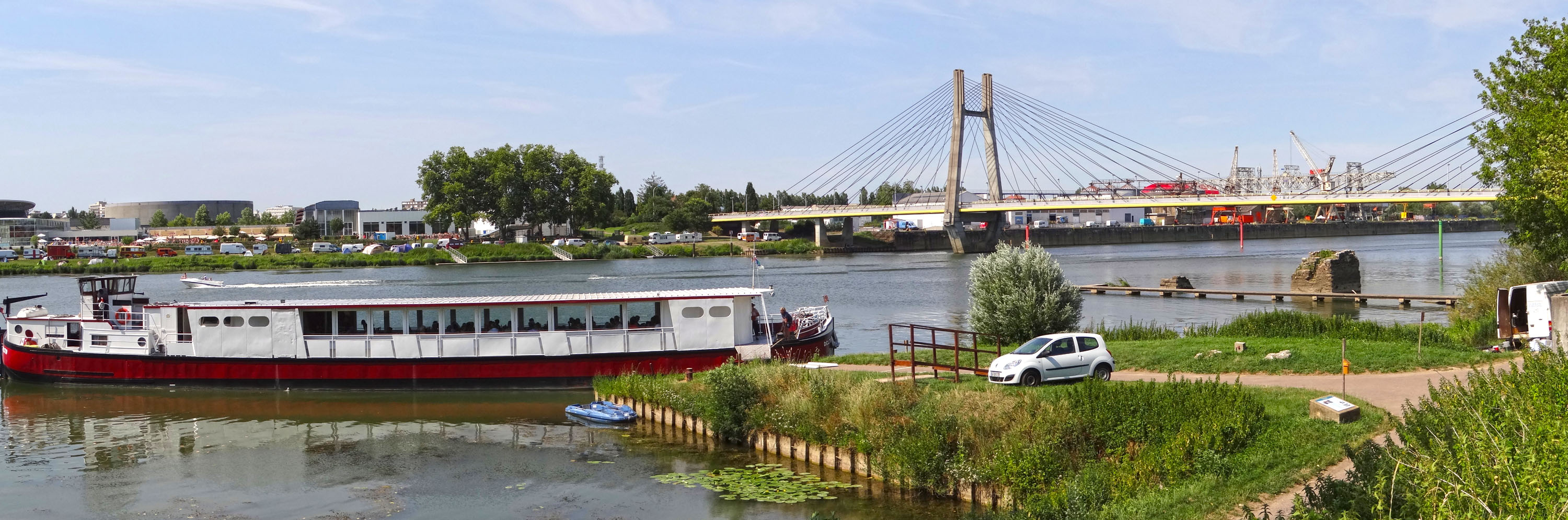 Les bords de Saône à Chalon vus depuis St-Marcel Les bords de Saône à Chalon vus depuis St-Marcel