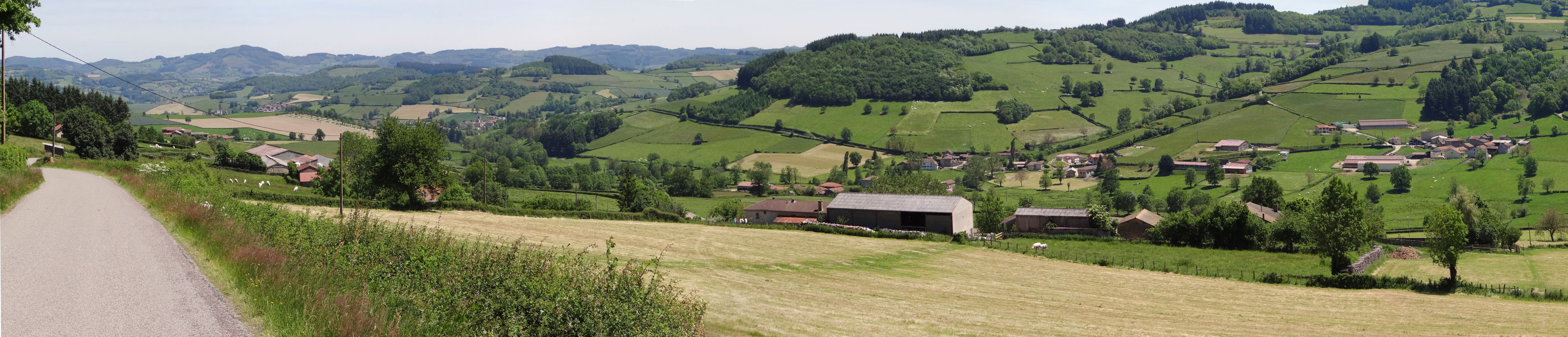 La vallée de la Grosne forme une vallée rectiligne, encaissée, aux versants bocagers en covisibilité. St-Pierre-le-Vieux