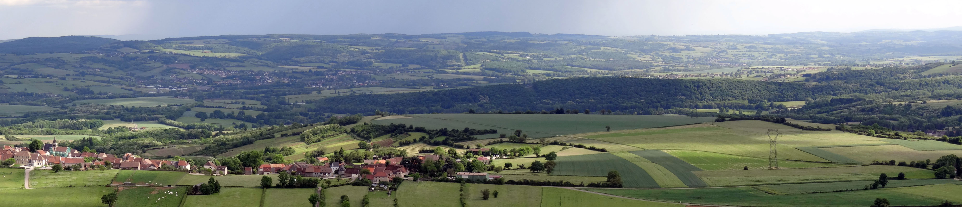 La Vallée de la Dheune forme une ample vallée évasée aux versants doux en covisibilité. La vallée de la Dheune depuis St-Sernin-du-Plain