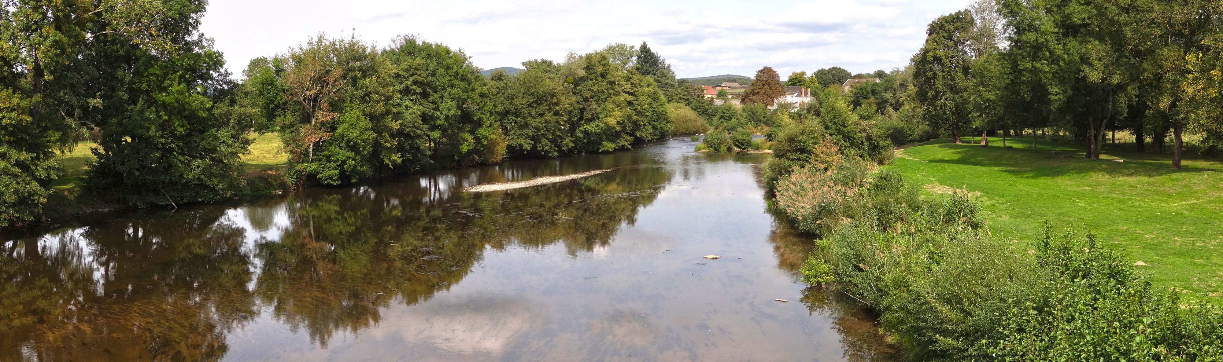 L'Arroux reste discret dans le paysage, souvent absorbé par la maille bocagère du fond de vallée. Toulon-Sur-Arroux