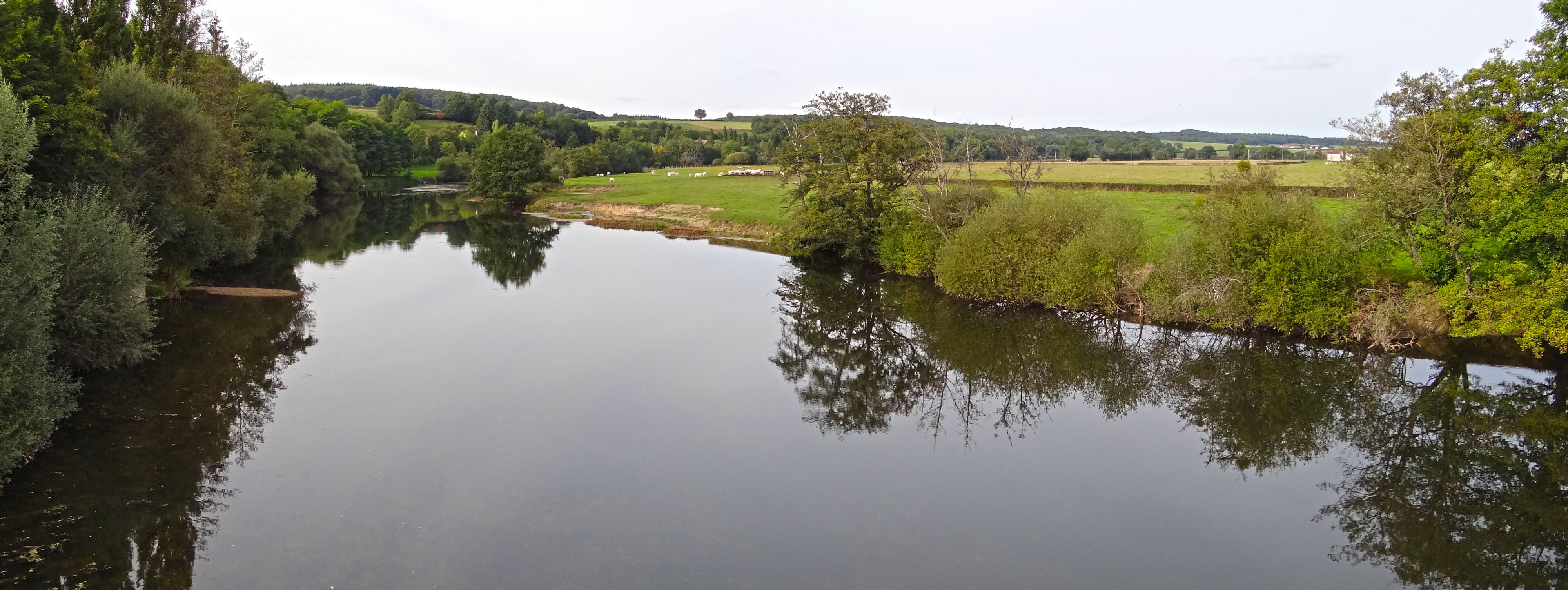 La Basse Vallée de l'Arroux forme une ample vallée à fond plat, bordée de coteaux doux. Vendenesse-sur-Arroux